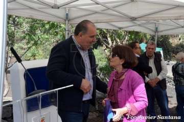 Emotivo acto de descubrimiento de la placa del pasaje que recuerda al periodista Adolfo Santana en Cernícalos (Foto TA)